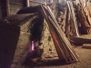 ウドの焚き 窯の前室部分で、作品の詰めてある部屋と煙突、要するに窯全体を余熱するための部屋。薪で弱い炎をコントロールするのは難しいので、距離を離すことで最初の部屋の急激な温度上昇を防ぐ意味がある。