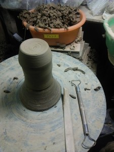 粘土が柔らかかったせいか削りカスを練ってまた水引き出来そう。 こんなに柔らかいときには木製のカンナの方がベタつかなくて使い勝手が良い。
